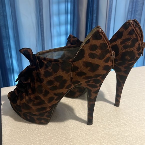 Closet clean out size 8.5 - Picture 2 of 4